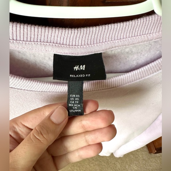 H&M lilac crewneck in size XS - Picture 3 of 4